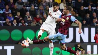 Fernandes zet Manchester United vlak voor rust op voorsprong