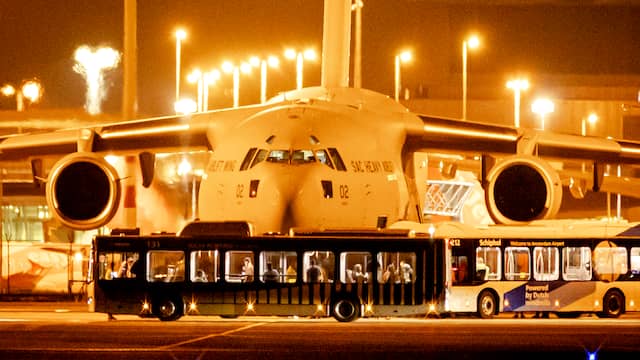Een van de evacuatievluchten na de landing op Schiphol.