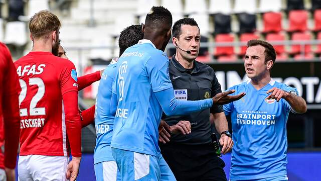 Boosheid bij PSV nadat de 1-1 van Cody Gakpo werd afgekeurd.