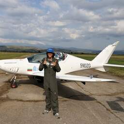 Brit (17) vliegt als jongste persoon solo de wereld rond én pakt record van zus af