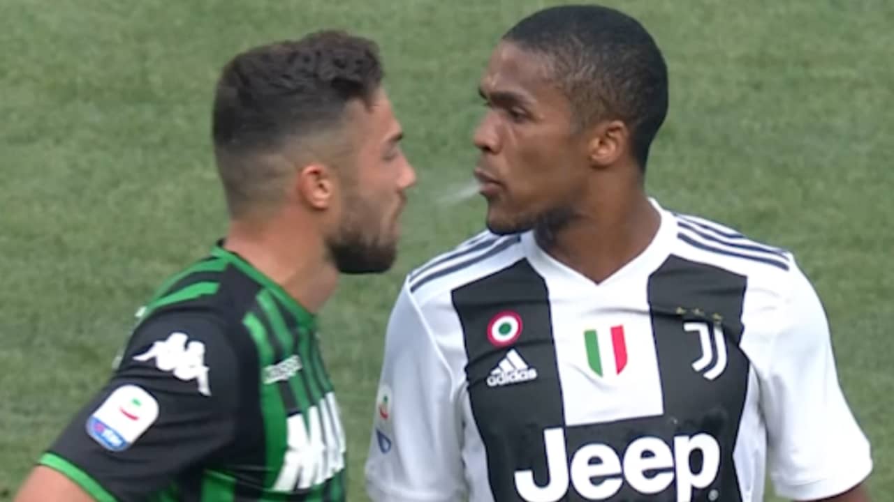 Beeld uit video: Voetballer Douglas Costa spuugt tegenstander in gezicht
