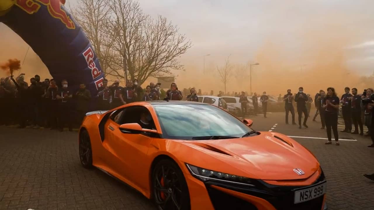 Beeld uit video: Verstappen arriveert in oranje auto bij Red Bull-fabriek in Engeland