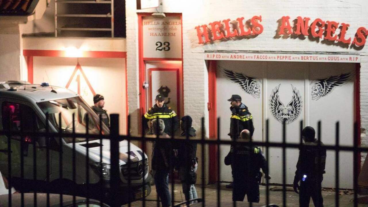 Niemand weet wat er écht gebeurt binnen de muren van de clubhuizen.