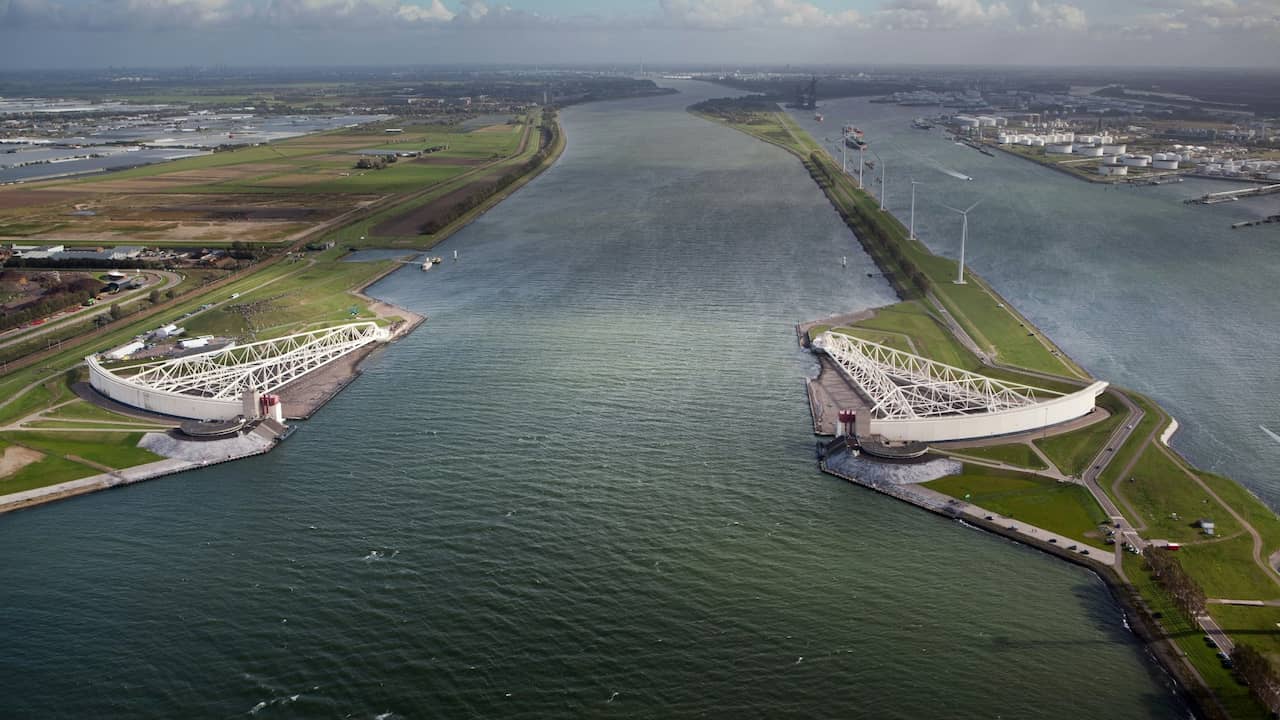 Maeslantkering and Oosterscheldekering Closed for First Time Due to Storm Pia and High Water, Shipping Traffic Blocked in the Netherlands