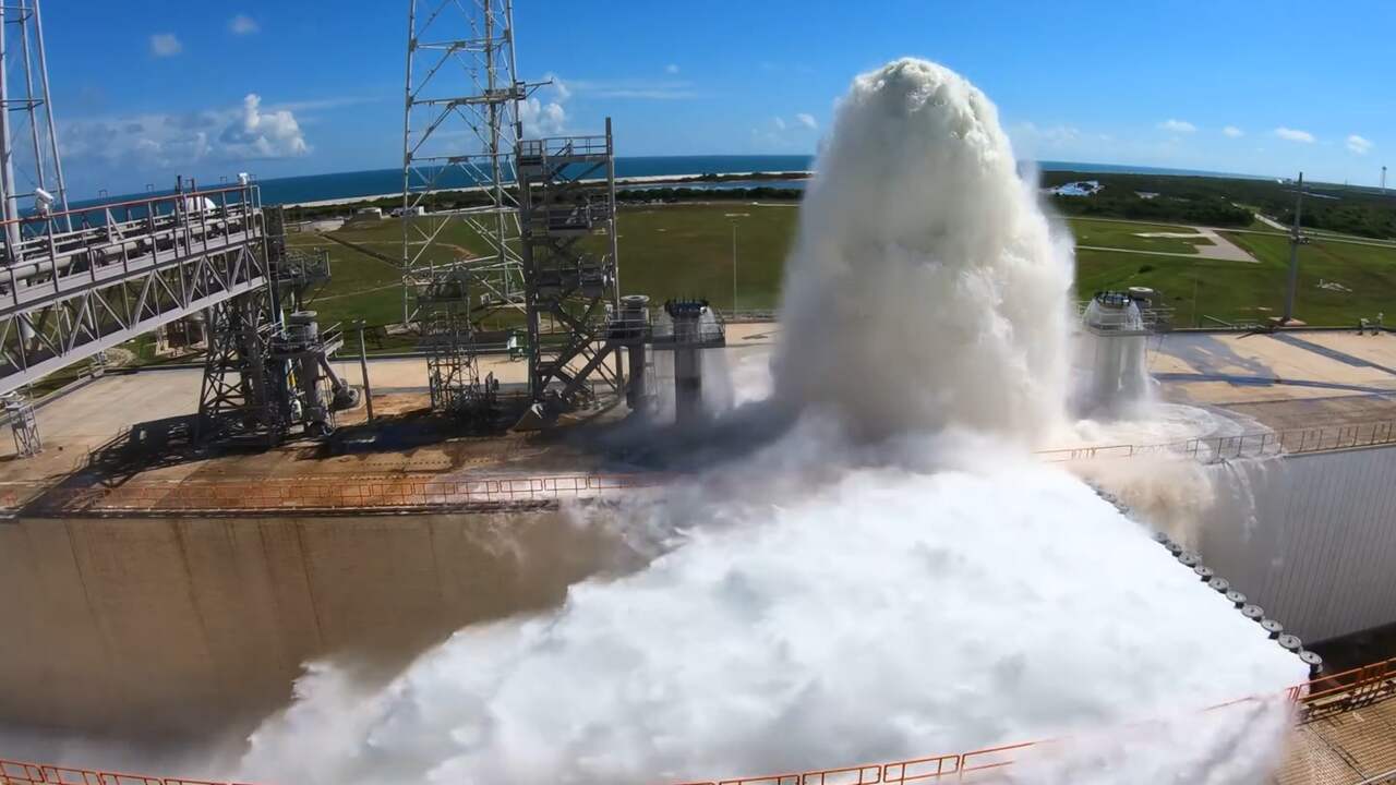 Beeld uit video: Koelingssysteem spuit 1,7 miljoen liter water over lanceerbasis NASA