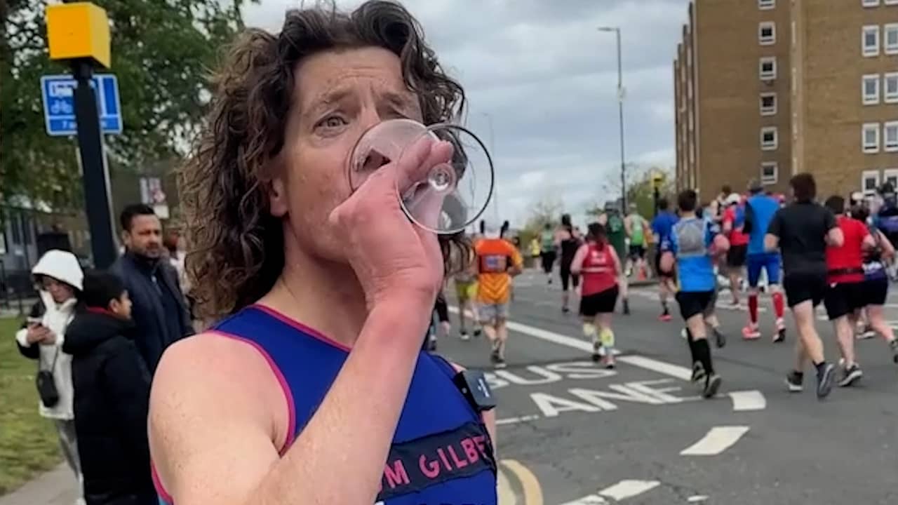 Beeld uit video: Brit proeft 25 glaasjes wijn tijdens marathon van Londen