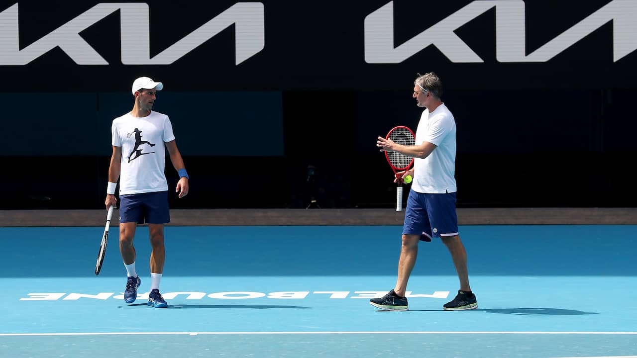Djokovic en Ivanisevic op de baan in de Rod Laver Arena. Het eerste Grand Slam-toernooi van het jaar gaat maandag van start.