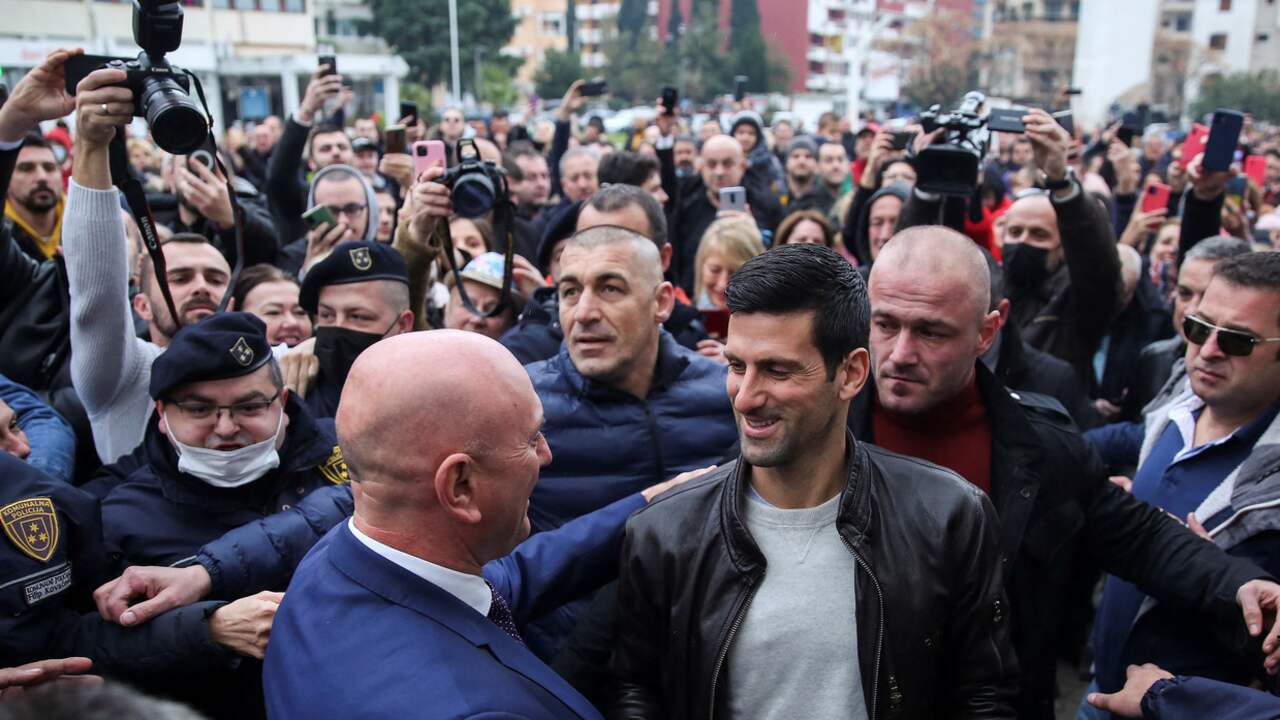 Beeld: Reuters | Burgemeester Marko Carevic van Budva in Montenegro ontvangt Novak Djokovic. De tennisser is na de vaccinatierel in Australië uitgeroepen tot ereburger van de badplaats.