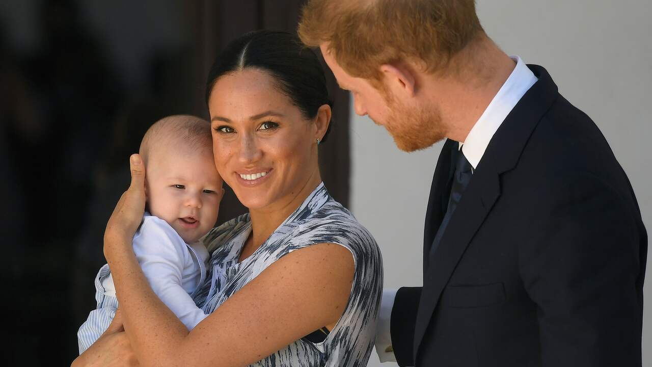 Harry en Meghan tonen zoon tijdens bezoek aan Desmond Tutu