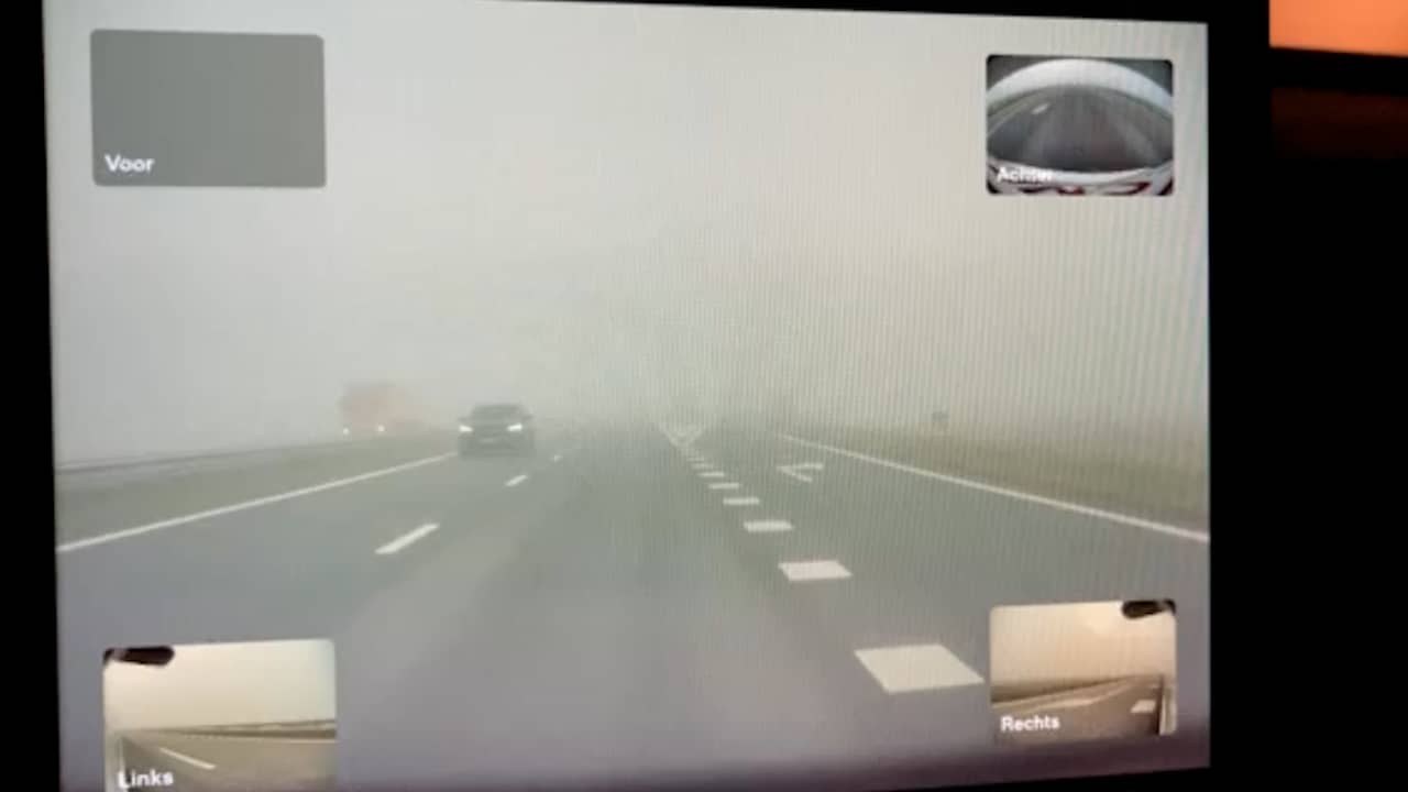 Beeld uit video: Spookrijder duikt op uit mist op Zeeuwse rijksweg