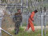 Gevangenen in Guantanamo Bay mogen een of twee keer per week tien tot vijftien minuten luchten. Ze verblijven in kooien. Bij ondervragingen kwamen martelpraktijken zoals 'waterboarding' en gedwongen rectale voeding kijken.