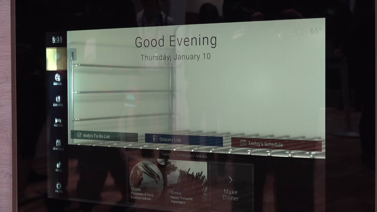 Slimme oven toont virtueel voedsel en helpt maaltijd te bereiden