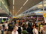 Reizigers in lange rijen op Schiphol door verstoring vliegverkeer