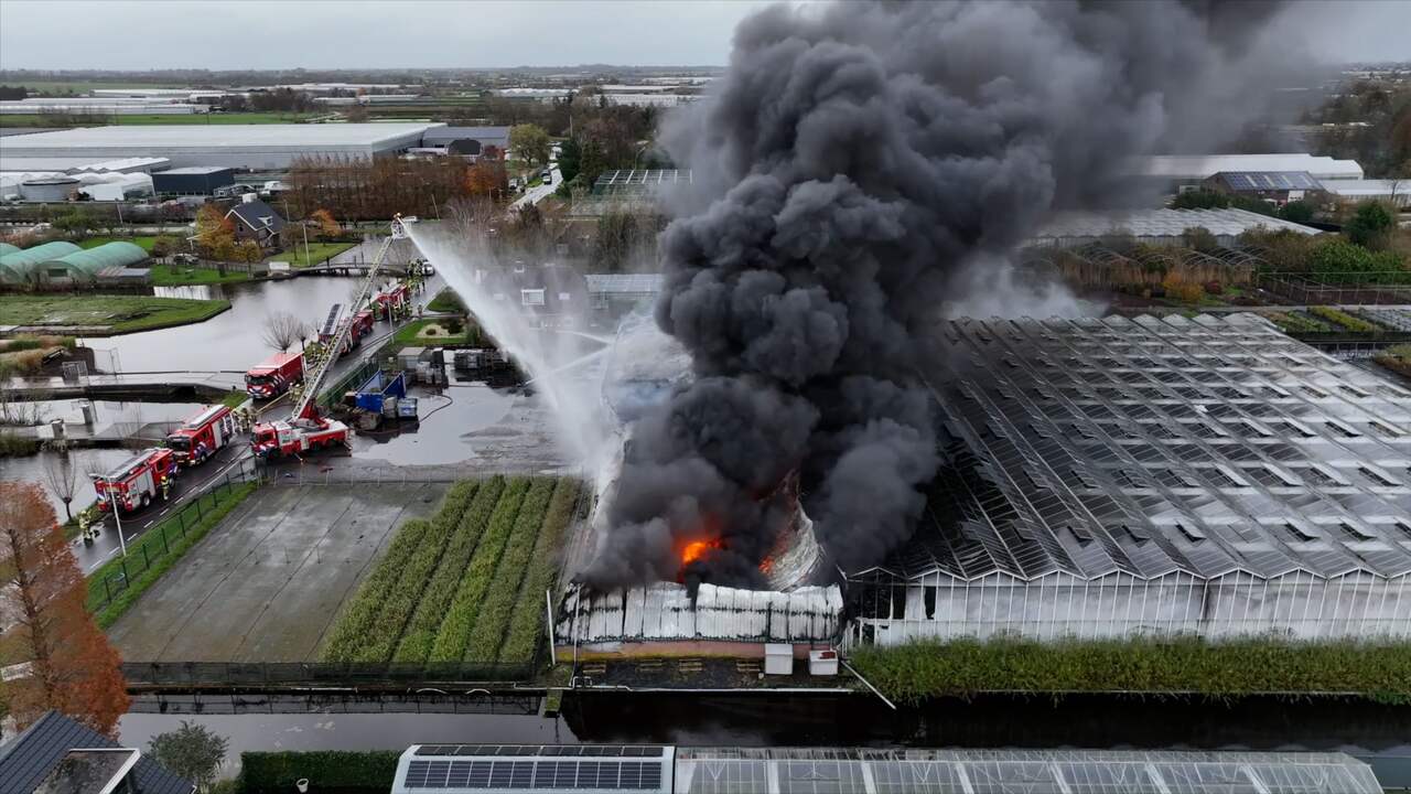 Video | Grote rookwolk trekt over Hazerswoude-Dorp bij brand in loods