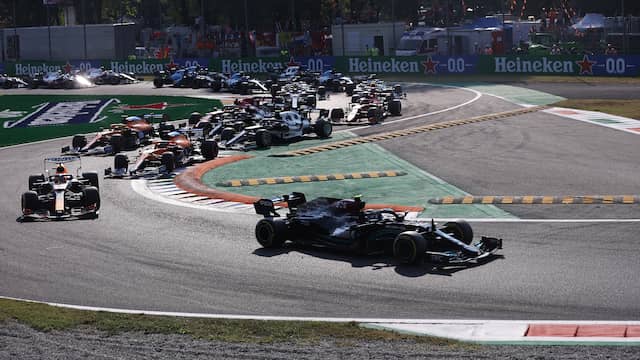 Valtteri Bottas en Max Verstappen kwamen goed weg, terwijl Lewis Hamilton in het gedrang zat na de start.