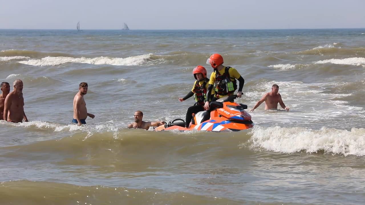 Beeld uit video: Reddingsbrigade Den Haag redt tientallen mensen uit zee