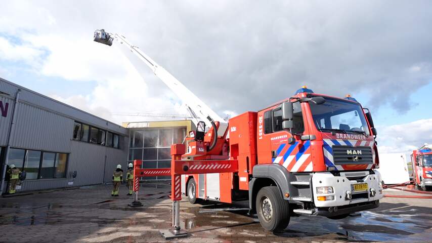 Brandweer vreest drie doden bij woningbrand in haven Werkendam