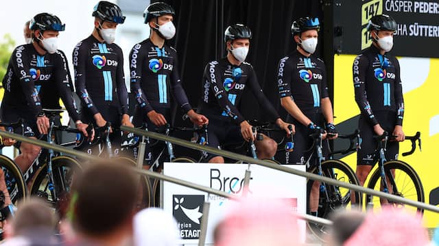 Cees Bol (derde van links) met zijn ploeggenoten van DSM op het startpodium in de Tour.