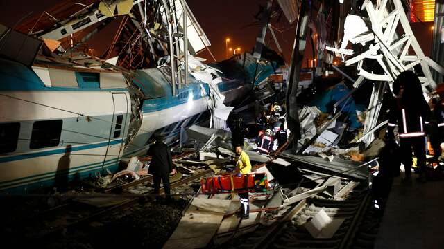 Zeven doden en tientallen gewonden door ontsporen trein in Ankara