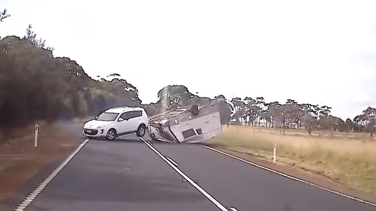 Beeld uit video: Caravan belandt op de kop na bijna-botsing met truck