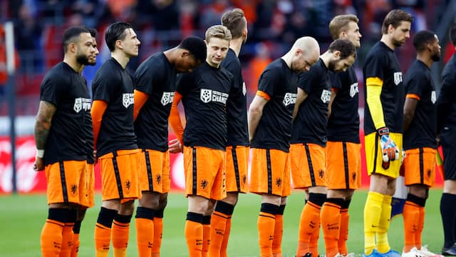Het Nederlands elftal met shirts met de tekst 'Football Supports Change'.