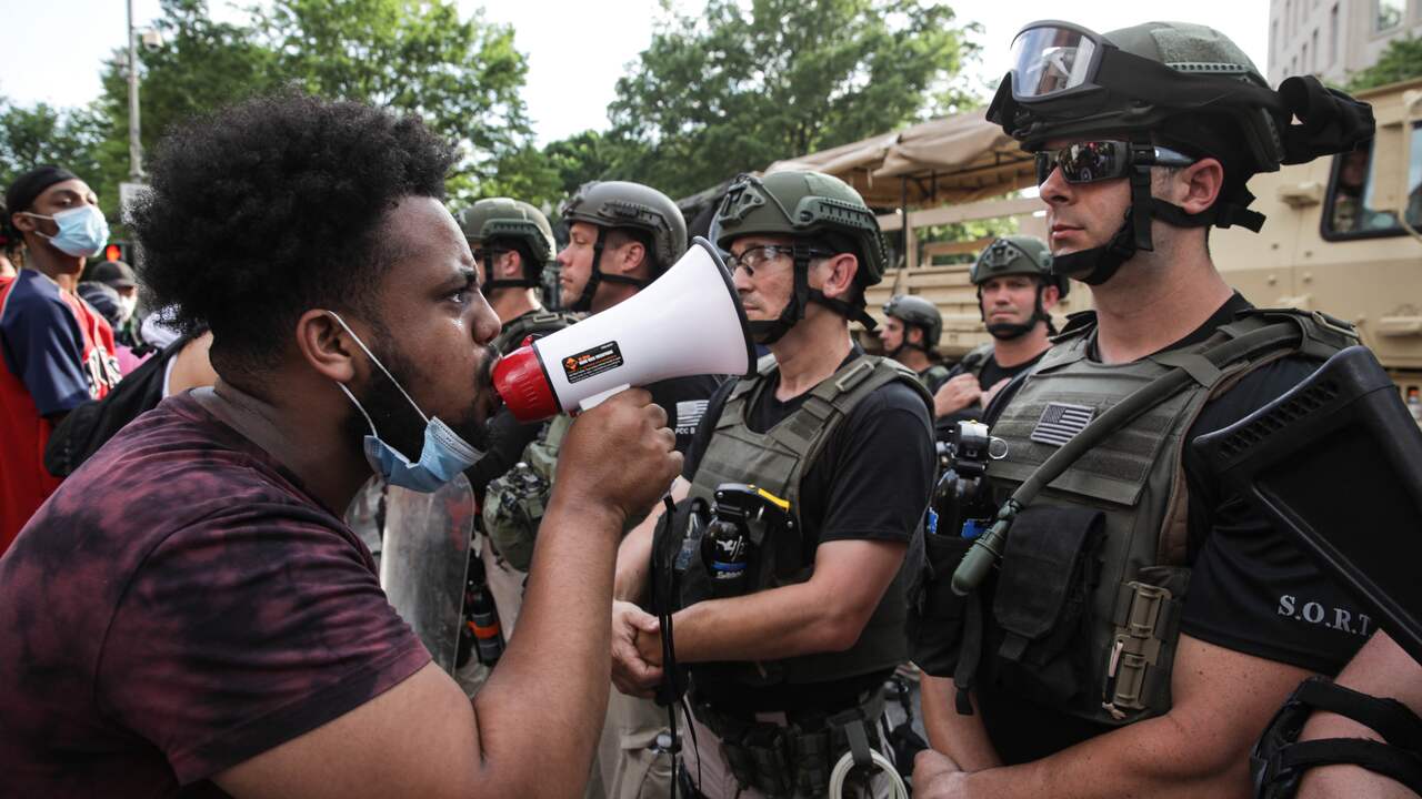 Een demonstrant oog in oog met Amerikaanse veiligheidstroepen in Washington tijdens de Black Lives Matter protesten.