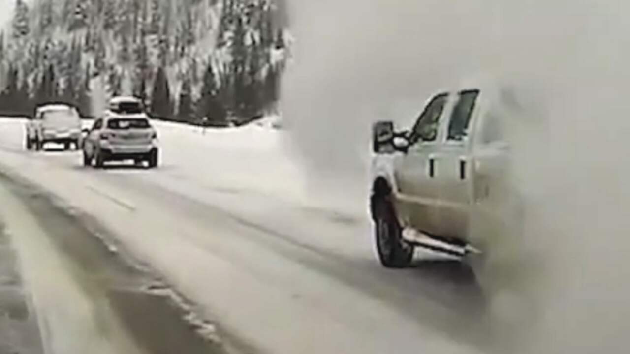 Beeld uit video: Dashcam filmt hoe lawine auto's opslokt in Colorado