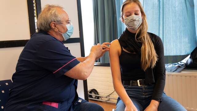 Momenteel komen vooral veel jonge mensen hun prik halen.
