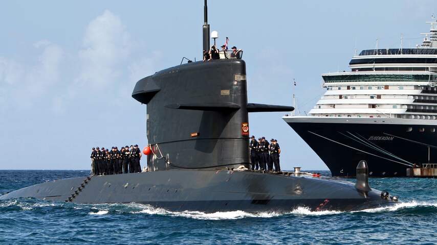 Onderzeeboot Zr.Ms. Dolfijn traint bij Curacao