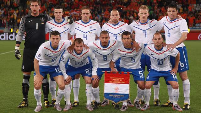 De basisploeg van Oranje tegen Kameroen op het WK 2010.