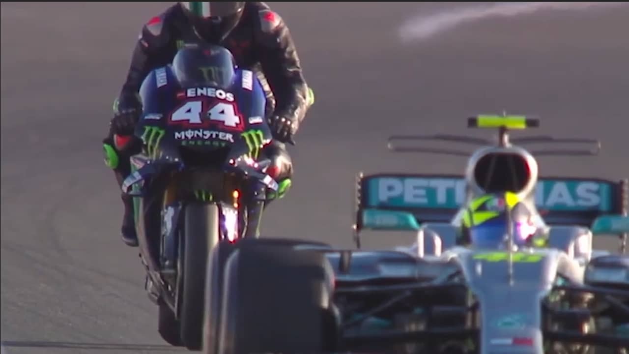 Lewis Hamilton en Valentino Rossi wisselen van voertuig