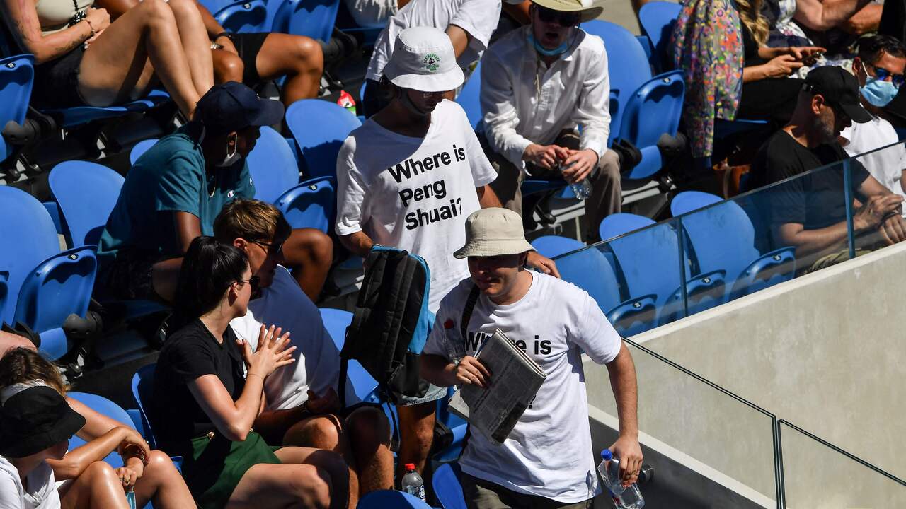 Buiten de stadions van de Australian Open worden honderden Peng Shuai-shirts uitgedeeld.