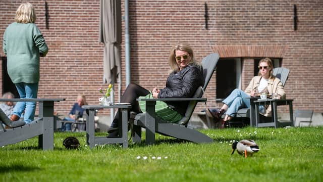 Het 'socialdistancingterras' van de Hermitage.