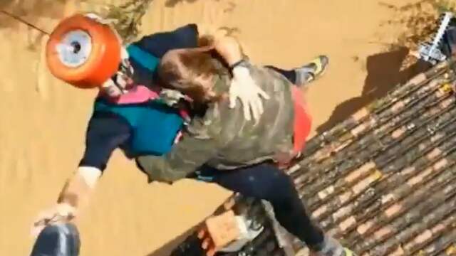 Spaanse politie hijst mensen uit overstroomd gebied in Málaga