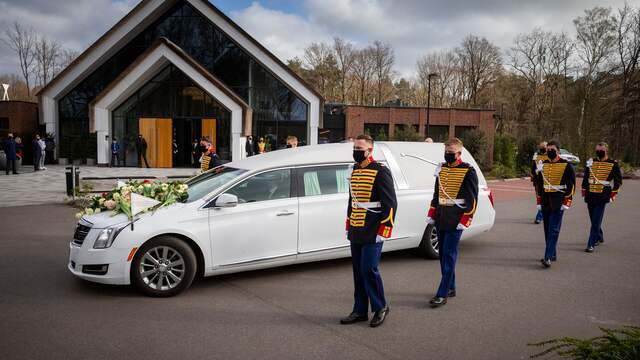 De rouwstoet kwam vlak voor 10.00 uur aan bij het crematorium in Laren en werd verwelkomd met applaus.