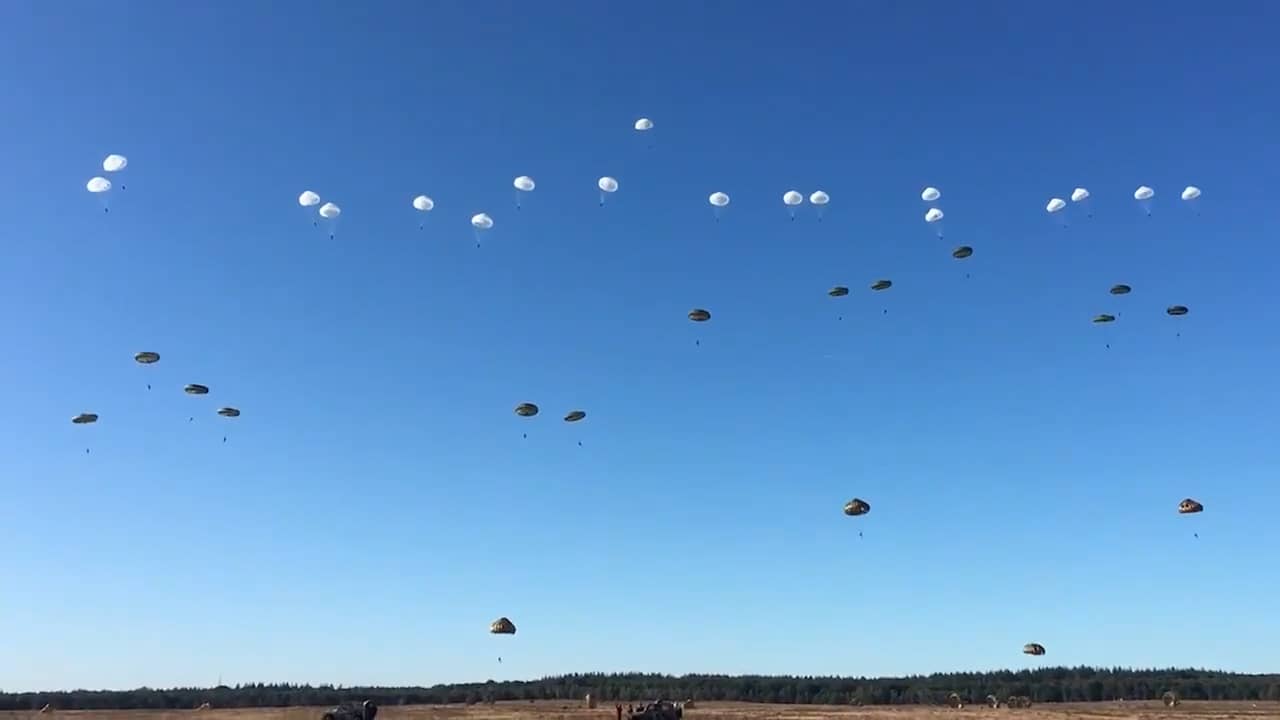 Beeld uit video: Ruim duizend parachutisten gedropt op Ginkelse Heide
