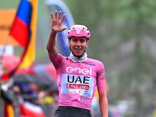 Oppermachtige Pogacar sluit zeer chaotische Giro-dag af met vijfde etappezege