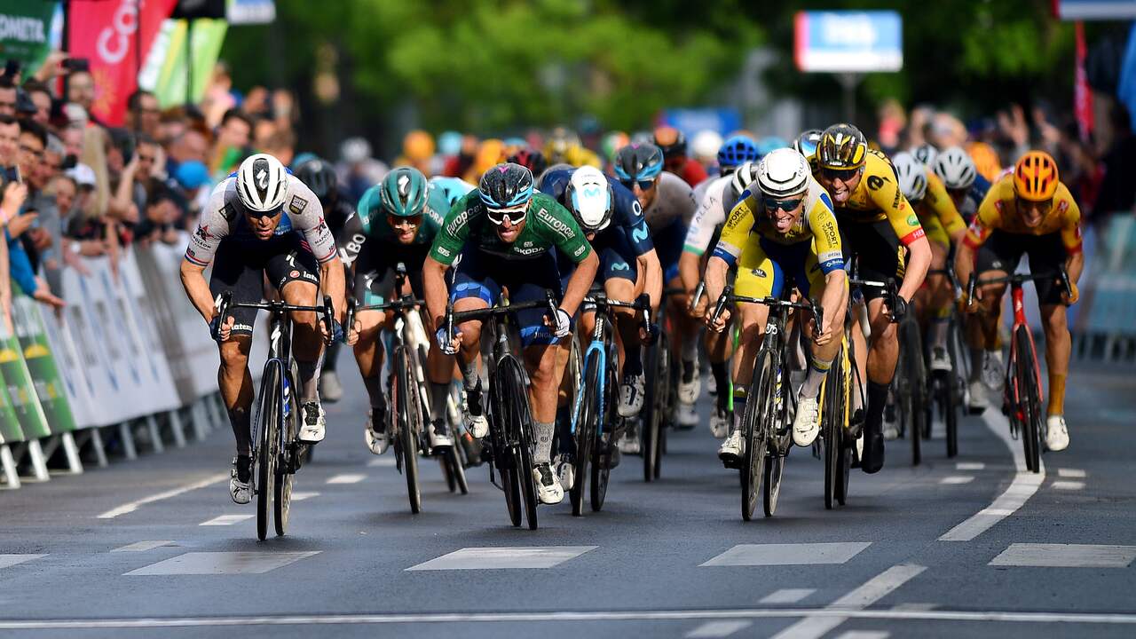 Fabio Jakobsen (links) sprint naar winst in Nyíregyháza.