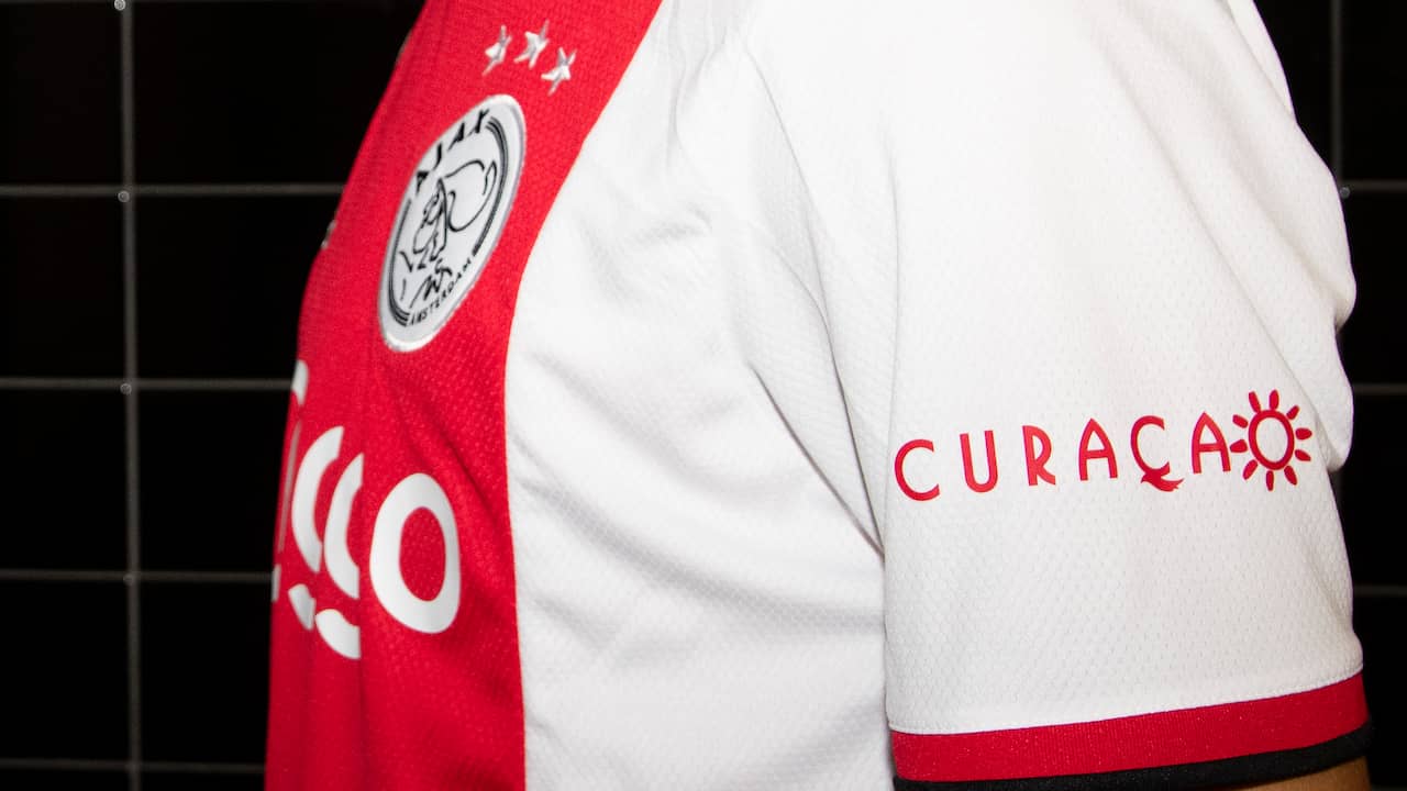 Geboorteplaats gemiddelde kogel Ajax voor het eerst in clubgeschiedenis met sponsornaam op mouw van shirt |  Voetbal | NU.nl