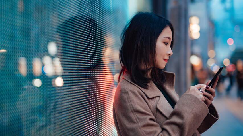Vrouw telefoon swipen