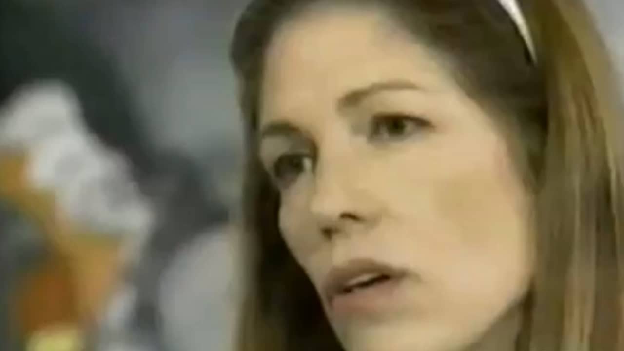 Beeld uit video: Oud-volgeling Charles Manson praat in 1994 over moorden