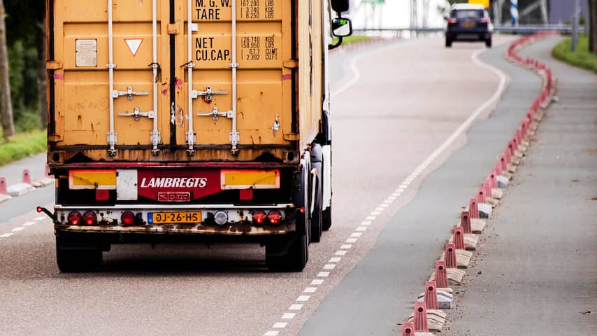 Politie haalt achttien migranten uit vrachtwagen in Hoek van Holland
