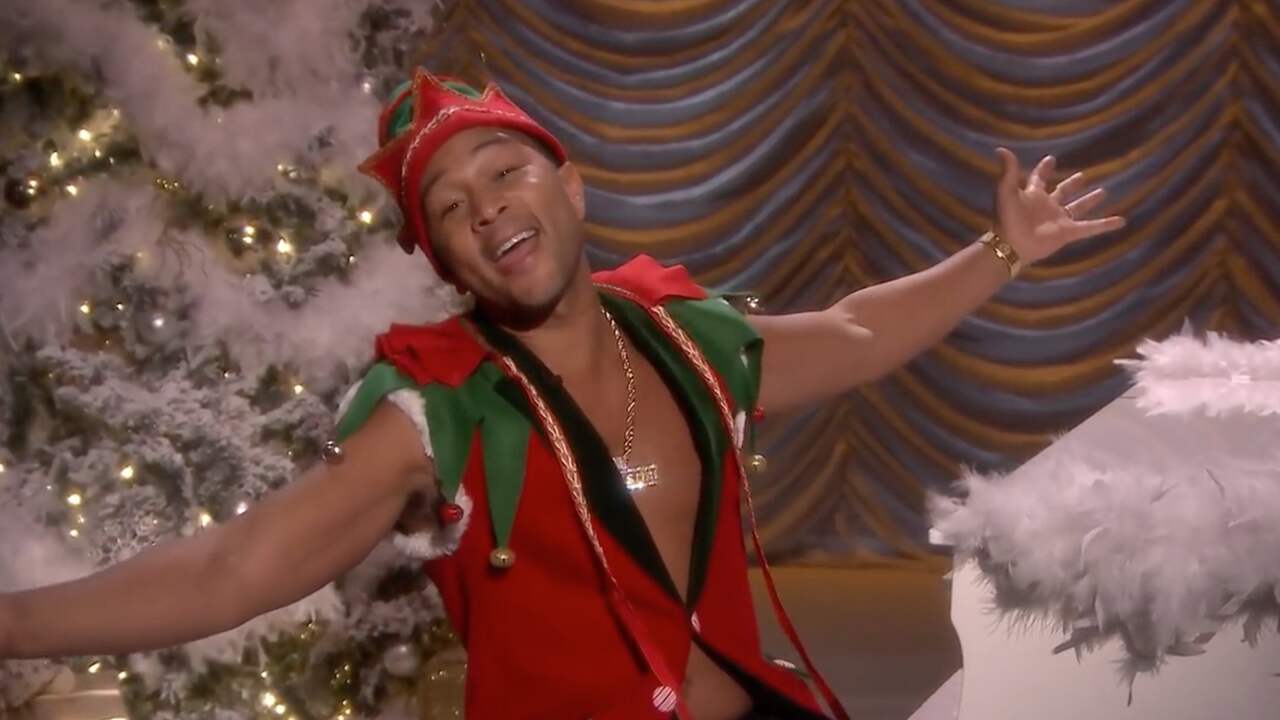 John Legend zingt als sexy kerstelf foute kerstnummers