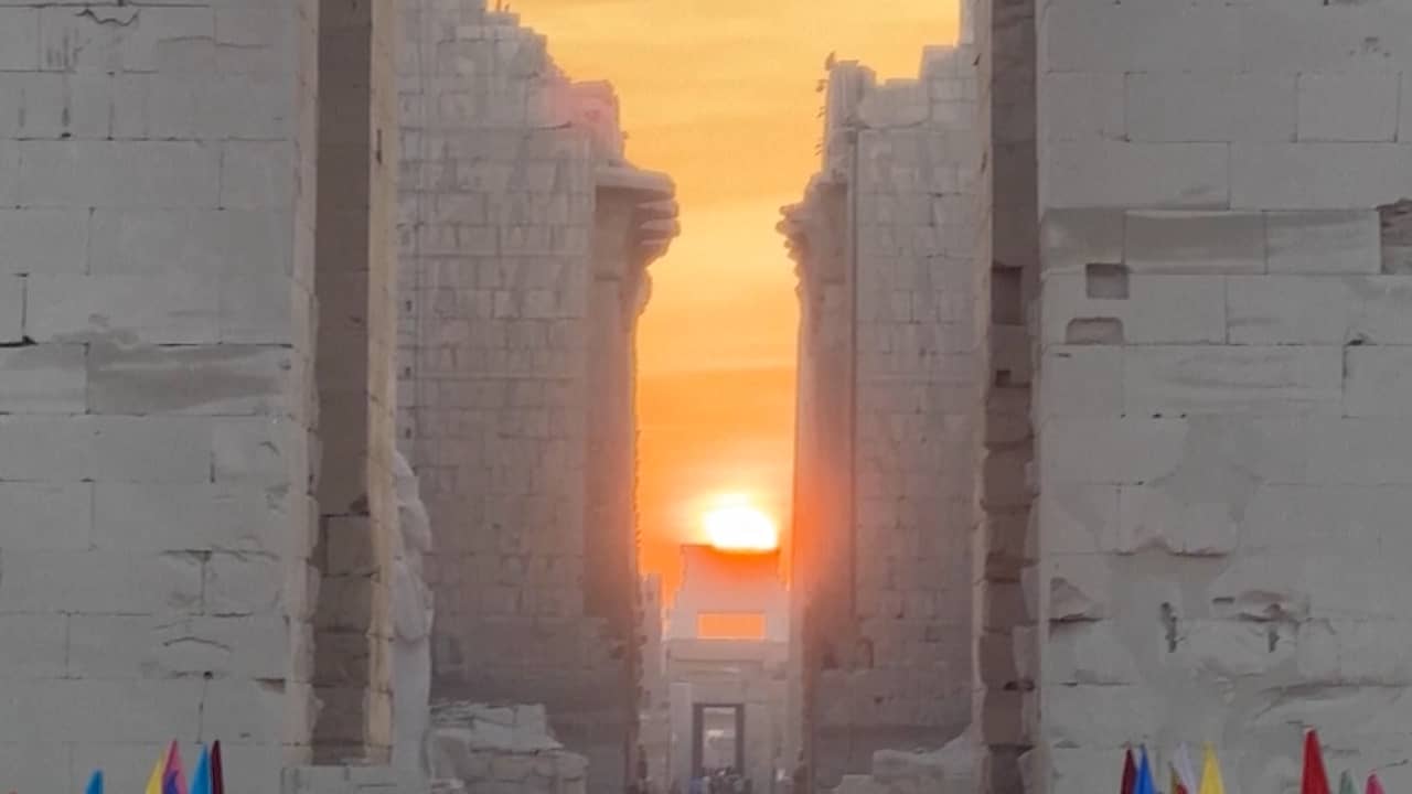 Beeld uit video: Bezoekers Egyptische tempel zien zon tussen muren opkomen