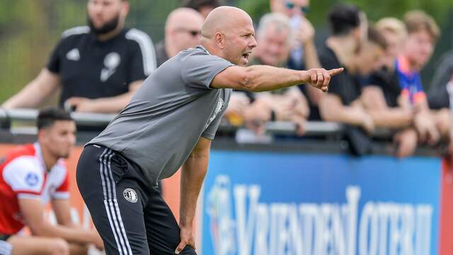 Trainer Arne Slot zag zijn nieuwe ploeg voor het eerst verliezen.