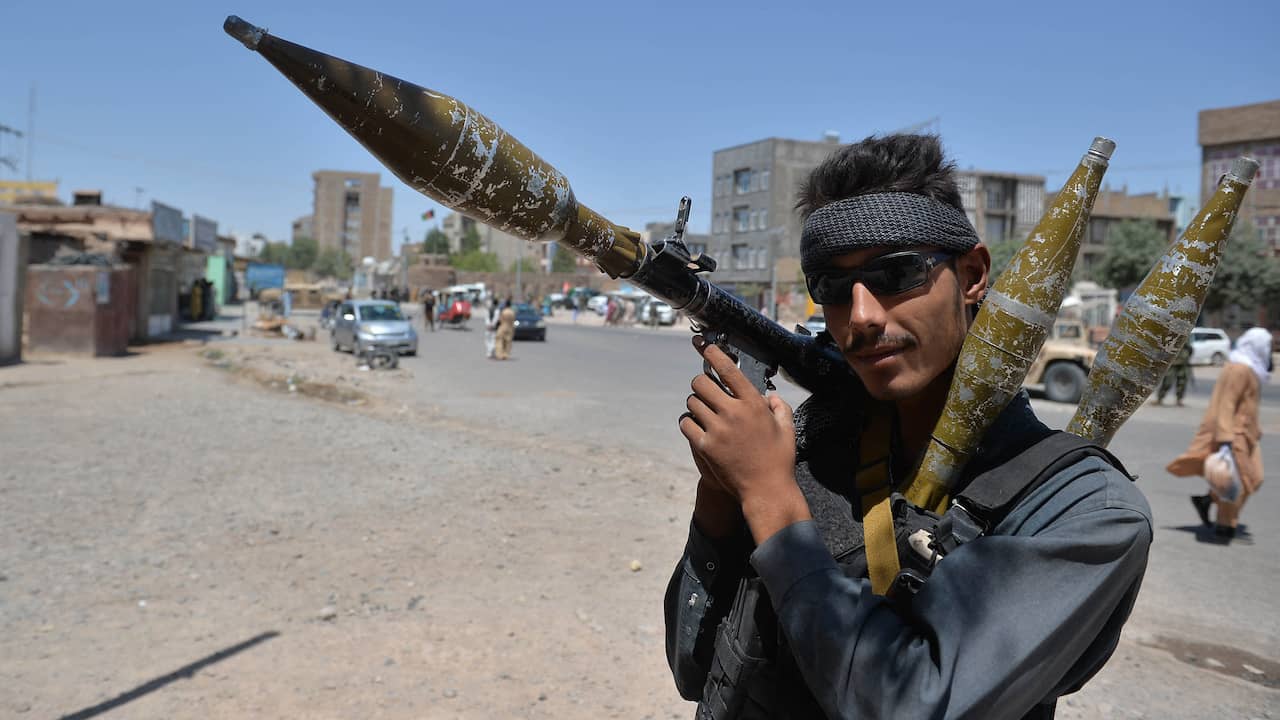 Een Afghaanse politieagent met een granaatwerper in de stad Herat. Nu de internationale troepen van de VS en de NAVO Afghanistan verlaten, wint de Taliban terrein.