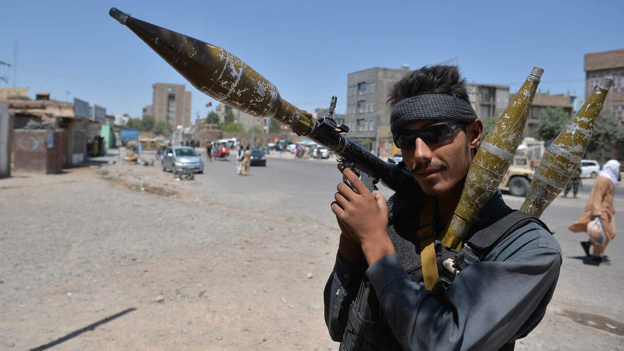 Een Afghaanse politieagent met een granaatwerper in de stad Herat. Nu de internationale troepen van de VS en de NAVO Afghanistan verlaten, wint de Taliban terrein.