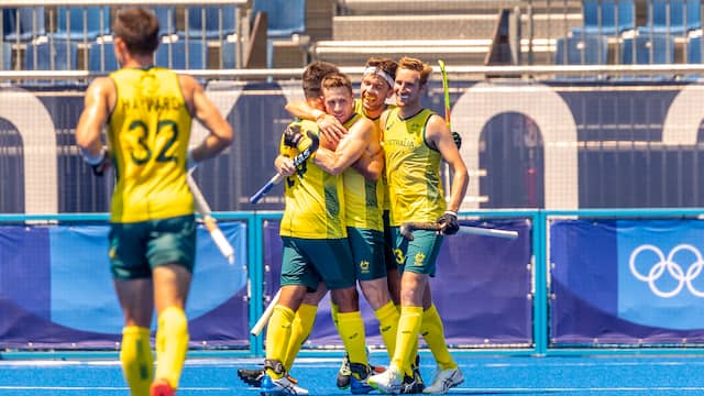 De Australische hockeyers gaven twee keer een voorsprong uit handen, maar wonnen wel na shoot-outs.
