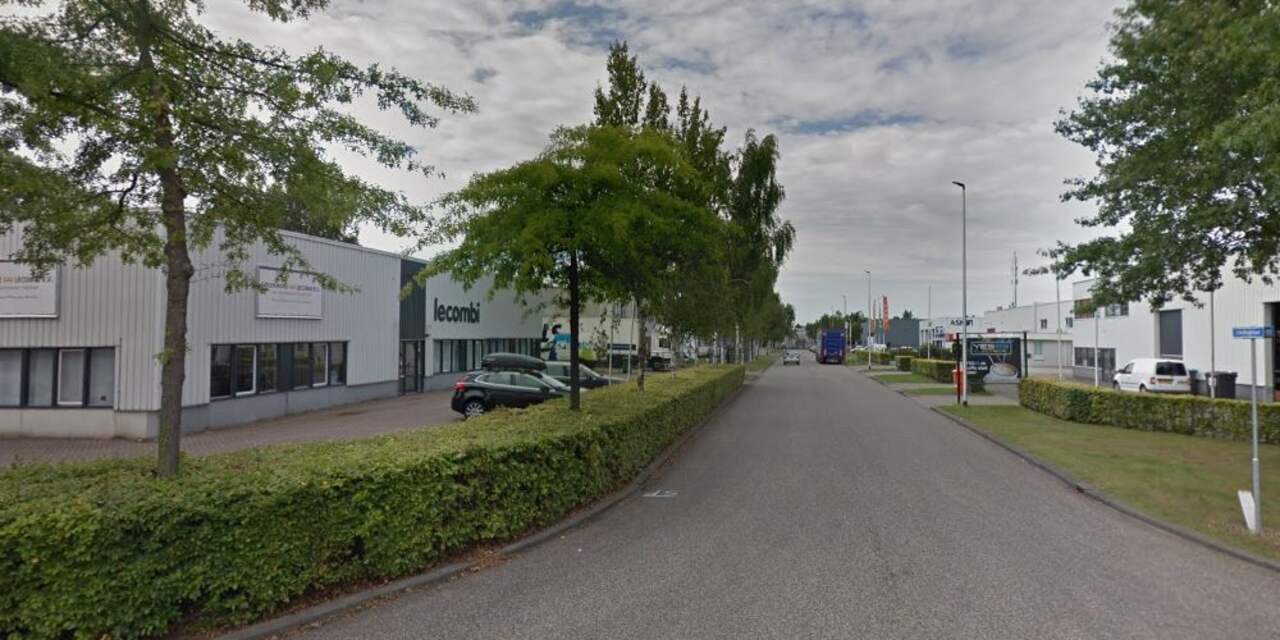 Brandweer blust brand bij machinefabrikant in Etten-Leur