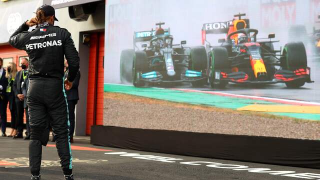 Hamilton weet na zondag weer dat Verstappen zijn ellebogen uitsteekt als dat nodig is (Foto: Getty)